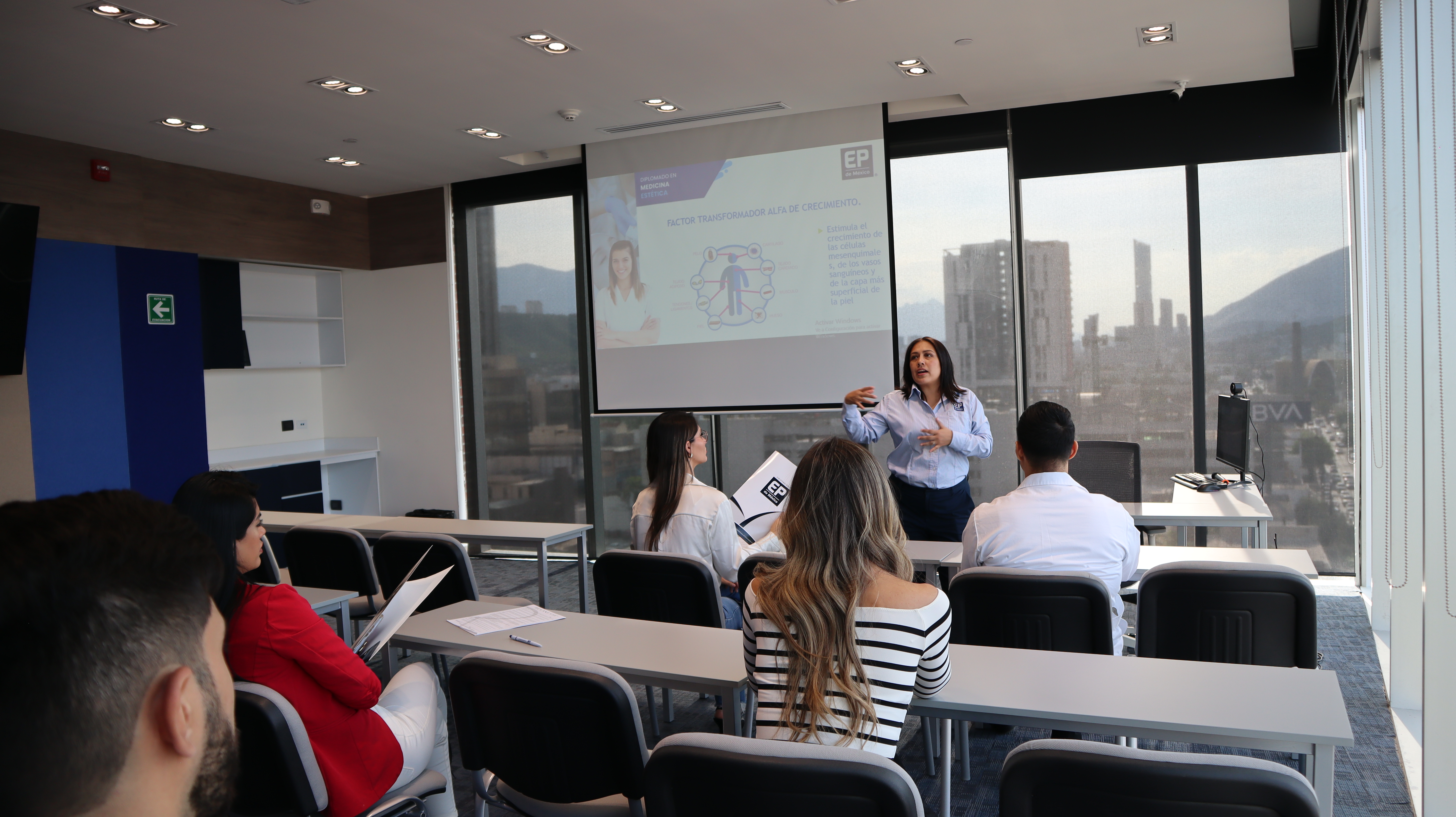 Clase en sesión con proyector